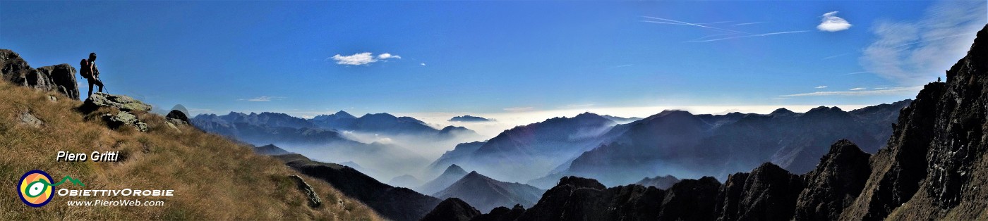 44 Vista panoramica sulla Val Pianella ed oltre appena salita.jpg
